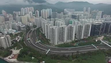 航拍香港郊区高层建筑鸟瞰视角视频的预览图